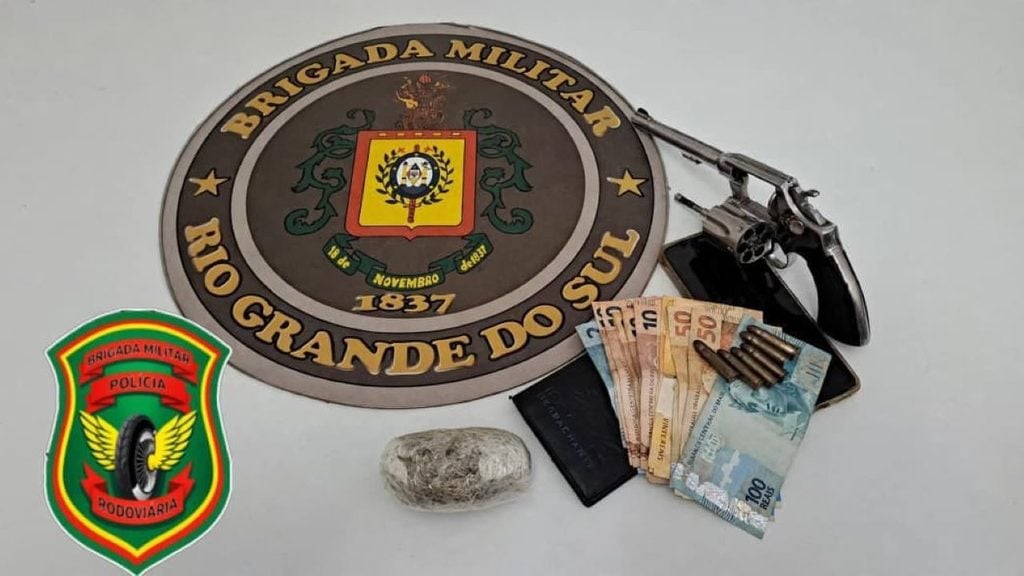 Homem é preso com arma e drogas na RSC-453, em Caxias do Sul.