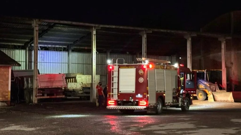 Incêndio atinge caminhões da Secretaria de Obras de Bento Gonçalves.