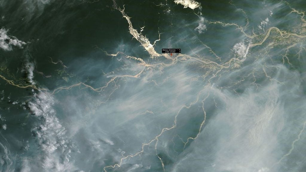 Satélite da NASA registra fumaça de queimadas no Amazonas vista do espaço.