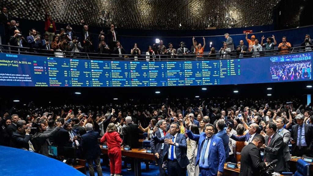 Senado aprova fim da escala 6x1.